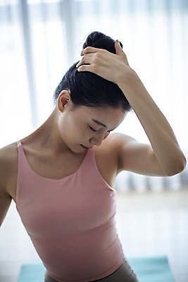 포토 JPG 여자 거실 요가 집안 실내 건강 한명 앉기 상반신 20대 성인 앞모습 운동 스트레칭 한국인 성인여자한명만 홈트레이닝 홈요가 오하운 레이어드홈 국내포토 1 웰빙 뷰포인트 모션 사람 동양인 청년 내부 신조어 여자한명만 성인여자만 파일형식