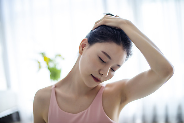 포토 JPG 여자 거실 요가 집안 실내 건강 한명 앉기 상반신 20대 성인 앞모습 운동 스트레칭 한국인 성인여자한명만 홈트레이닝 홈요가 오하운 레이어드홈 국내포토 1 웰빙 뷰포인트 모션 사람 동양인 청년 내부 신조어 여자한명만 성인여자만 파일형식