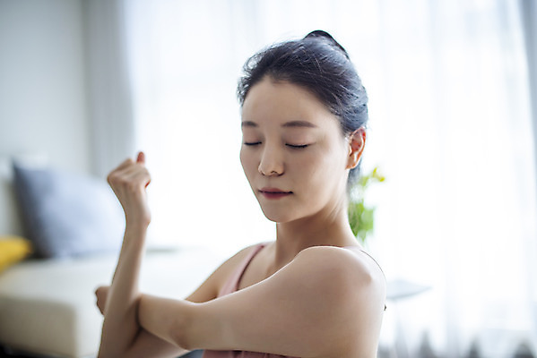 포토 JPG 여자 거실 요가 집안 실내 건강 한명 앉기 상반신 20대 성인 옆모습 운동 스트레칭 한국인 성인여자한명만 홈트레이닝 홈요가 오하운 레이어드홈 국내포토 1 웰빙 뷰포인트 모션 사람 동양인 청년 내부 신조어 여자한명만 성인여자만 파일형식