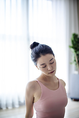 포토 JPG 여자 거실 요가 집안 실내 건강 한명 앉기 상반신 20대 성인 앞모습 운동 스트레칭 한국인 성인여자한명만 홈트레이닝 홈요가 오하운 레이어드홈 국내포토 1 웰빙 뷰포인트 모션 사람 동양인 청년 내부 신조어 여자한명만 성인여자만 파일형식