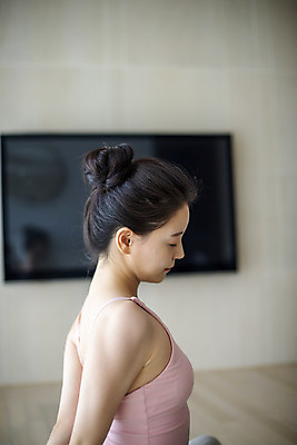 포토 JPG 여자 거실 요가 집안 실내 건강 한명 앉기 상반신 20대 성인 옆모습 운동 스트레칭 한국인 성인여자한명만 홈트레이닝 홈요가 오하운 레이어드홈 국내포토 1 웰빙 뷰포인트 모션 사람 동양인 청년 내부 신조어 여자한명만 성인여자만 파일형식