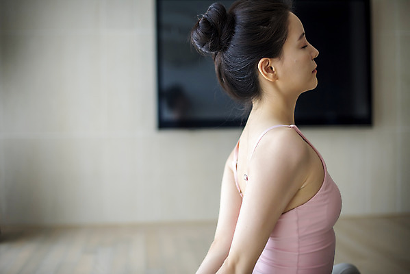 포토 JPG 여자 거실 요가 집안 실내 건강 한명 앉기 상반신 20대 성인 옆모습 운동 스트레칭 한국인 성인여자한명만 홈트레이닝 홈요가 오하운 레이어드홈 국내포토 1 웰빙 뷰포인트 모션 사람 동양인 청년 내부 신조어 여자한명만 성인여자만 파일형식