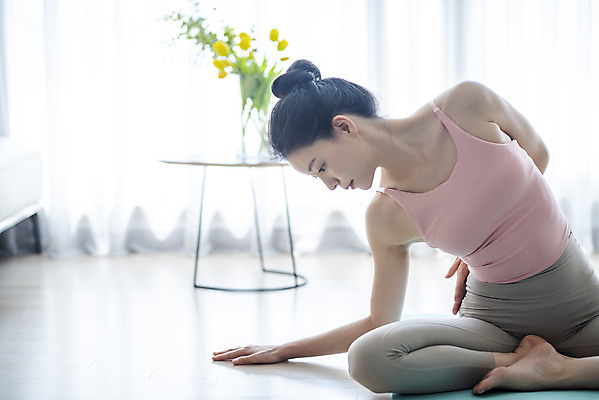 포토 JPG 전신 여자 거실 요가 집안 실내 건강 한명 앉기 20대 성인 앞모습 운동 스트레칭 한국인 성인여자한명만 홈트레이닝 홈요가 오하운 레이어드홈 국내포토 1 웰빙 뷰포인트 모션 사람 동양인 청년 내부 신조어 여자한명만 성인여자만 파일형식