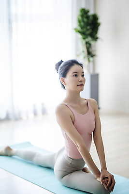 포토 JPG 전신 여자 거실 요가 집안 실내 건강 한명 앉기 20대 성인 옆모습 운동 스트레칭 한국인 성인여자한명만 홈트레이닝 홈요가 오하운 레이어드홈 국내포토 1 웰빙 뷰포인트 모션 사람 동양인 청년 내부 신조어 여자한명만 성인여자만 파일형식