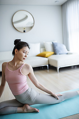 포토 JPG 전신 여자 거실 요가 집안 실내 건강 한명 앉기 20대 성인 앞모습 운동 스트레칭 한국인 성인여자한명만 홈트레이닝 홈요가 오하운 레이어드홈 국내포토 1 웰빙 뷰포인트 모션 사람 동양인 청년 내부 신조어 여자한명만 성인여자만 파일형식