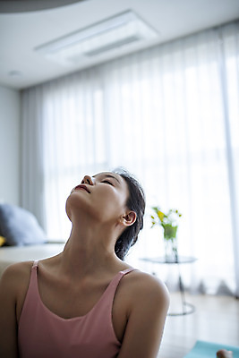 포토 JPG 여자 거실 요가 집안 실내 건강 한명 앉기 상반신 20대 성인 앞모습 운동 스트레칭 한국인 성인여자한명만 홈트레이닝 홈요가 오하운 레이어드홈 국내포토 1 웰빙 뷰포인트 모션 사람 동양인 청년 내부 신조어 여자한명만 성인여자만 파일형식