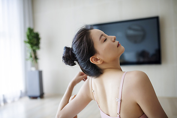 포토 JPG 여자 거실 요가 집안 실내 건강 한명 앉기 상반신 20대 성인 뒷모습 운동 스트레칭 한국인 성인여자한명만 홈트레이닝 홈요가 오하운 레이어드홈 국내포토 1 웰빙 뷰포인트 모션 사람 동양인 청년 내부 신조어 여자한명만 성인여자만 파일형식