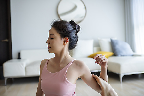 포토 JPG 여자 거실 요가 집안 실내 건강 한명 앉기 상반신 20대 성인 옆모습 운동 스트레칭 한국인 성인여자한명만 홈트레이닝 홈요가 오하운 레이어드홈 국내포토 1 웰빙 뷰포인트 모션 사람 동양인 청년 내부 신조어 여자한명만 성인여자만 파일형식