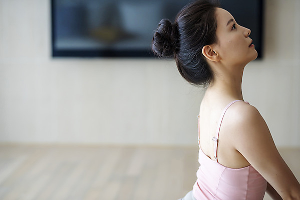 포토 JPG 여자 거실 요가 집안 실내 건강 한명 앉기 상반신 20대 성인 옆모습 운동 스트레칭 한국인 성인여자한명만 홈트레이닝 홈요가 오하운 레이어드홈 국내포토 1 웰빙 뷰포인트 모션 사람 동양인 청년 내부 신조어 여자한명만 성인여자만 파일형식