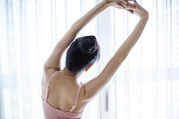 포토 JPG 여자 거실 요가 집안 실내 건강 한명 서기 상반신 20대 성인 뒷모습 운동 스트레칭 한국인 성인여자한명만 홈트레이닝 홈요가 오하운 레이어드홈 국내포토 1 웰빙 뷰포인트 모션 사람 동양인 청년 내부 신조어 여자한명만 성인여자만 파일형식