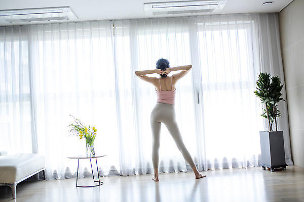 포토 JPG 전신 여자 거실 요가 집안 실내 건강 한명 서기 20대 성인 뒷모습 운동 스트레칭 한국인 성인여자한명만 홈트레이닝 홈요가 오하운 레이어드홈 국내포토 1 웰빙 뷰포인트 모션 사람 동양인 청년 내부 신조어 여자한명만 성인여자만 파일형식