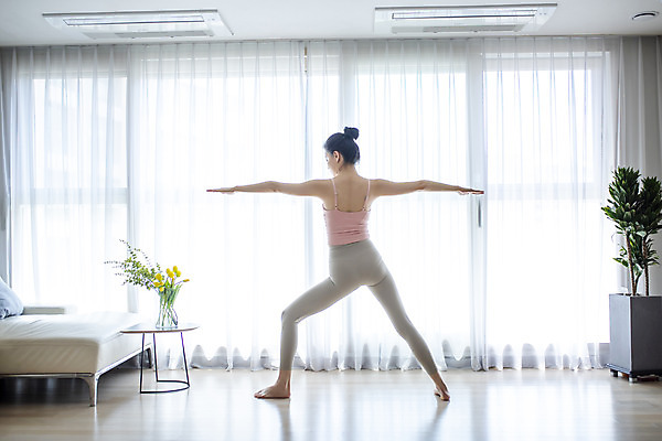 포토 JPG 전신 여자 거실 요가 집안 실내 건강 한명 서기 20대 성인 뒷모습 운동 스트레칭 한국인 성인여자한명만 홈트레이닝 홈요가 오하운 레이어드홈 국내포토 1 웰빙 뷰포인트 모션 사람 동양인 청년 내부 신조어 여자한명만 성인여자만 파일형식