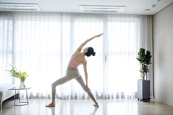 포토 JPG 전신 여자 거실 요가 집안 실내 건강 한명 서기 20대 성인 뒷모습 운동 스트레칭 한국인 성인여자한명만 홈트레이닝 홈요가 오하운 레이어드홈 국내포토 1 웰빙 뷰포인트 모션 사람 동양인 청년 내부 신조어 여자한명만 성인여자만 파일형식