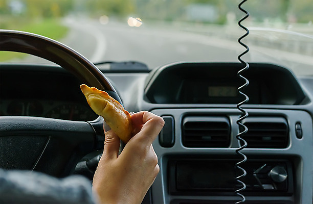 포토 JPG 해외이미지 손 여자 도로 음식 여행 교통시설 모션 자동차 실내 사람 사람없음 케이크 식사 저녁식사 운전 잡기 시간 바퀴 고속도로 운전사 닫기 위험 먹기 속도 유지 점심식사 번 자동 제어 페스츄리 해외202008 해외포토 직업 길 빵 육상교통 교통 컨셉 디저트 내부 신체부위 시설 파일형식