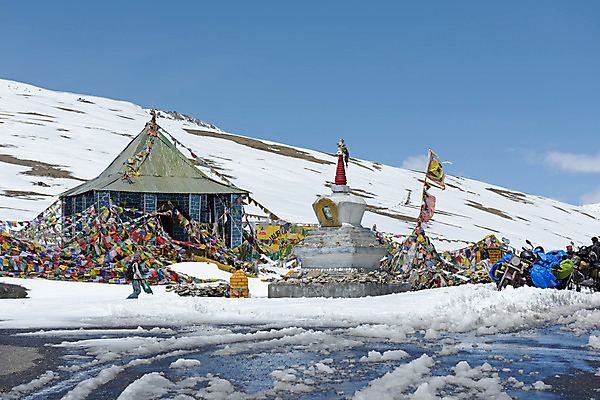 포토 JPG 해외이미지 남자 아시아 종교 도로 여행 곡선 불교 자동차 자연 하늘 휴식 산 사람 동양인 풍경 사람없음 야외 파란색 자전거 오토바이 깃발 그룹 의식 정상 위험 인도인 승합차 천국 통과 로스앤젤레스 단절 사리탑 히말라야 해외202008 해외포토 외국인 나라 길 선 육상교통 컬러 컨셉 교통시설 승용차 인종 탑 바이크 미국 생태계 파일형식 산맥