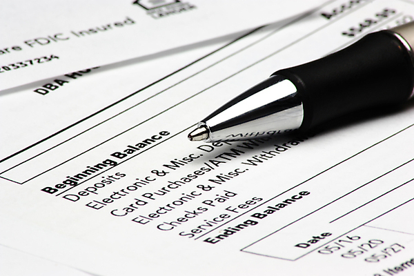 포토 JPG 해외이미지 종이 돈 비즈니스 성공 사람없음 금융 경제 펜 자료 저축 흰색 신용카드 계산 재산 계획 예측 분석 보고서 문서 상업 회계 ATM 계좌 수입 예산 인출 수수료 해외202008 해외포토 컬러 컨셉 필기구 요금 파일형식