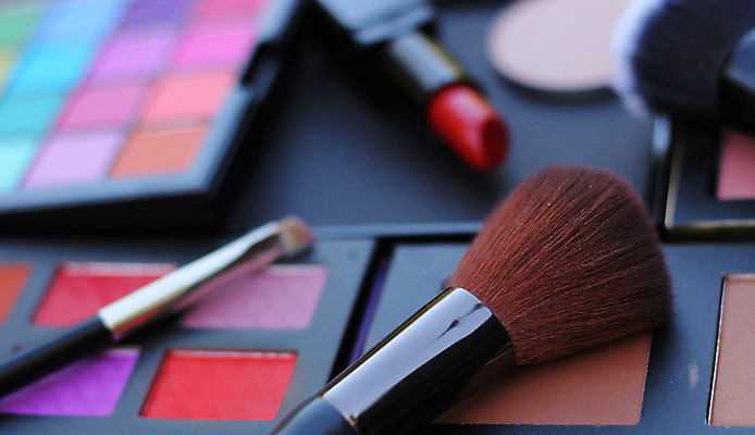 포토 JPG 해외이미지 실내 근접촬영 사람없음 립스틱 화장용품 아이섀도 메이크업브러쉬 섀도우팔레트 해외202008 해외포토 뷰포인트 내부 화장품 붓 미용용품 파일형식