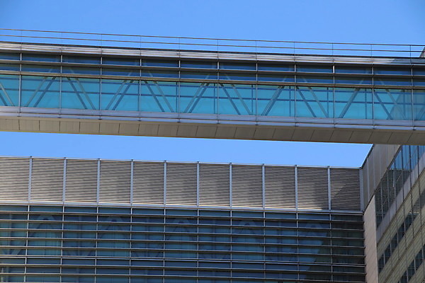 포토 JPG 해외이미지 디자인 외관 유럽 2 비즈니스 건축양식 창문 유리 하늘 새로움 아파트 풍경 사람없음 야외 건물 금융 경제 사무실 반사 탑 고층빌딩 이탈리아 궁전 도시 큼 땅 해외202008 해외포토 건축물 건축 나라 컨셉 고건축 재질 주택 빌딩 크기 파일형식