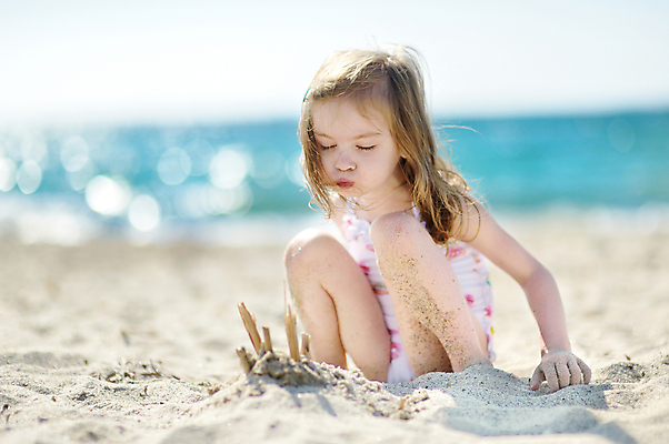 포토 JPG 해외이미지 백인 수영복 어린이 모래 바다 맨발 자연 놀이 휴가 한명 사람 앉기 해변 야외 물 여름 케이크 기쁨 흰색 이국적 타격 터키석 가상 해외202008 해외포토 자연요소 서양인 1 옷 계절 감정 컬러 모션 발 디저트 보석 생태계 파일형식