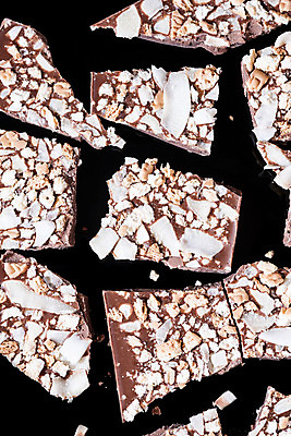 포토 JPG 해외이미지 열매 음식 조각 백그라운드 다이어트 과일 재료 딸기 디저트 발렌타인데이 창조 사람없음 쌓기 과자 초콜릿 검은색 어둠 견과류 신선 바 달콤 맛 상품 유혹 정사각형 토핑 레시피 코코아 충동구매 내추럴 고립 깨짐 카카오 핸드메이드 탈수 카피스페이스 바삭바삭 맛있는 해외202008 해외포토 도형 식물 음료 컬러 컨셉 모션 데이이벤트 건강 쇼핑 공백 과소비 파일형식