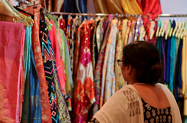 포토 JPG 해외이미지 라이프스타일 손 컨셉 돈 인터넷 비즈니스 통신 모바일 주택 세포 한명 사람 금융 스마트폰 핸드폰 쇼핑 자료 터치 정보 잡기 어플리케이션 구매 무선전화기 전화기 스마트 확인 보안 상업 전자 결제 부름 온라인 전자상거래 고립 셀룰러 해외202008 해외포토 1 모션 안전 건물 생활 신체부위 경제 전자제품 스마트기기 재산 파일형식