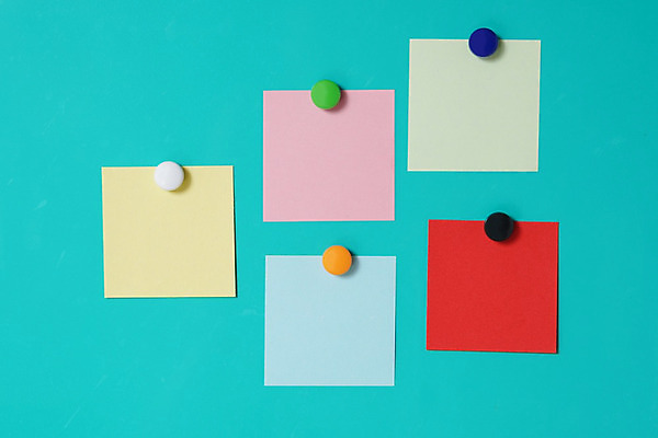 포토 JPG 해외이미지 디자인 종이 벽 백그라운드 비즈니스 사람없음 파란색 사무실 노란색 쪽지 공백 발표 메시지 공지사항 어려움 조언 목차 해외202008 해외포토 컬러 파일형식