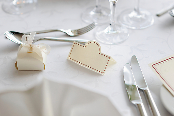 포토 JPG 해외이미지 접시 결혼 포크 유리 탁자 결혼식 서브 이벤트 사람없음 내부 장식 파티 요식업 식당 식사 저녁식사 낭만 식탁보 흰색 축하 신용카드 고급 우아함 은색 배열 초대 접수 해외202008 해외포토 식기 산업 컬러 가구 컨셉 재질 금융 상점 파일형식