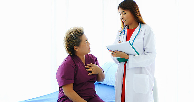 포토 JPG 해외이미지 직업 여자 노년 행복 청진기 실내 건강 병원 설명 사람 두명 치료 사무실 약 방 고통 환자 간호사 의사 업무 도움 질병 방문 돌봄 백신 옛날 치료사 헬프 항생제 해외202008 해외포토 감정 컨셉 비즈니스 의학 의료기기 모션 성인 내부 의료진 작업 파일형식