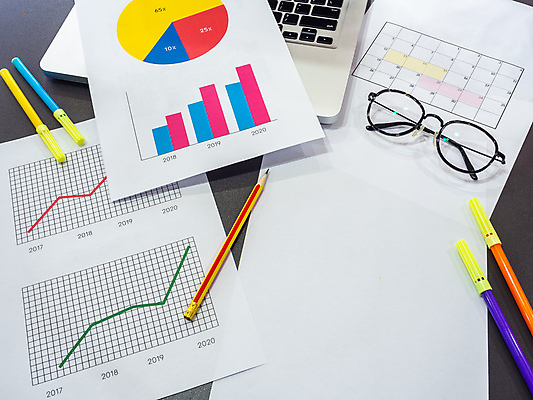 포토 JPG 해외이미지 직업 종이 안경 백그라운드 컨셉 인터넷 비즈니스 탁자 성공 그래프 설계 직장 사람없음 금융 노트북 컴퓨터 사무실 연필 펜 우주 쪽지 공책 자료 공백 성장 흰색 작업 목표 계획 책상 분석 창업 페이지 형광펜 개발 골 마케팅 해외202008 해외포토 잡화 컬러 가구 회사 문구용품 학용품 경제 전자제품 필기구 자영업 파일형식