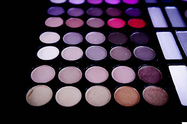 포토 JPG 해외이미지 실내 사람없음 화장용품 아이섀도 섀도우팔레트 해외202008 해외포토 내부 화장품 미용용품 파일형식