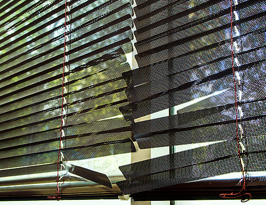 포토 JPG 해외이미지 패턴 창문 주택 그림자 사람없음 내부 장식 가로 빛 사무실 금속 검은색 줄무늬 블라인드 커튼 구멍 그늘 질감 셔터 단절 접기 해외202008 해외포토 컬러 무늬 비즈니스 모션 재질 건물 파일형식