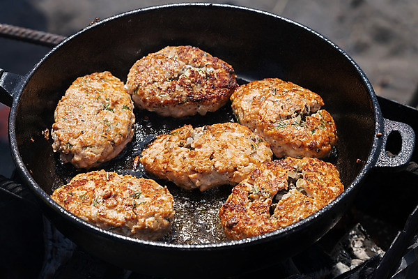 포토 JPG 해외이미지 접시 음식 여행 오렌지 따뜻함 건강 육류 돼지고기 어류 요리 사람없음 야외 빨간색 소풍 여행객 식사 저녁식사 뜨거움 프라이팬 맛 모닥불 굽기 향신료 준비 연어 성분 점심식사 식욕 화창 맛있는 해외202008 해외포토 식기 컬러 컨셉 과일 식재료 주방용품 불 날씨 사람 야외활동 수중동물 구이 향미료 파일형식