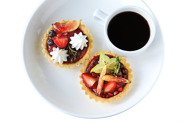 포토 JPG 해외이미지 접시 디저트 실내 사람없음 하이앵글 커피잔 흰배경 과일타르트 타르트 해외202008 해외포토 식기 커피 음식 빵 뷰포인트 백그라운드 잔 내부 흰색 파이_빵 파일형식