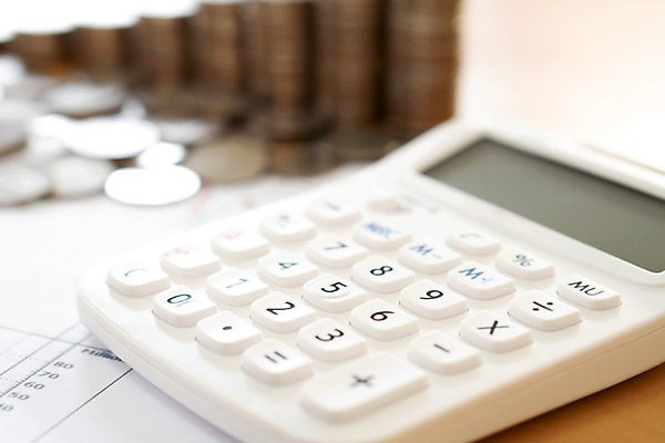 포토 JPG 해외이미지 돈 비즈니스 그래프 사람없음 빨간색 세로 동전 자료 저축 계산기 재산 분석 가정경제 해외202008 해외포토 컬러 컨셉 가정 문구용품 금융 경제 장비 파일형식