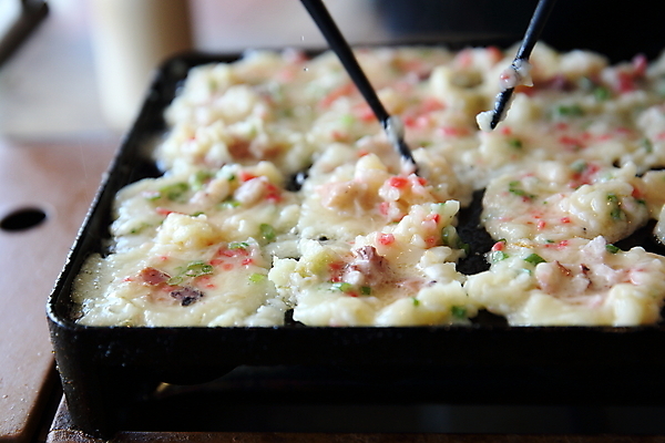 포토 JPG 해외이미지 전통 접시 손 아시아 문화 음식 여행 백그라운드 공 거리 요리 사람 동양인 사람없음 갈색 식당 일본 요리사 축제 식사 저녁식사 뜨거움 맛 도쿄 먹기 해산물 밀가루 문어 오사카 유흥 맛있는 해외202008 해외포토 직업 식기 나라 컬러 컨셉 모션 연체동물 인종 신체부위 상점 수중동물 가루 파일형식