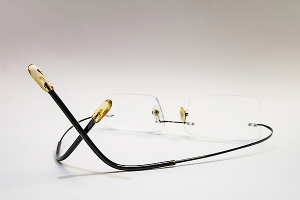 포토 JPG 해외이미지 백인 라이프스타일 디자인 응시 여자 행복 안경 백그라운드 비즈니스 유리 프레임 건강 사람 성인 사람없음 약 유행 상점 흰색 보호 플라스틱 오브젝트 시력 비전 안과 시력검사 돌봄 광학 스타일 해외202008 해외포토 서양인 시선 잡화 감정 컬러 컨셉 의학 모션 재질 병원 생활 검사_조사 파일형식