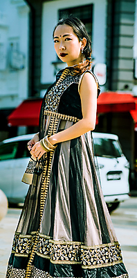 포토 JPG 해외이미지 모델 전통 라이프스타일 응시 여자 행복 문화 얼굴 포즈 건강 한명 동양인 인종 유행 검은색 중국 어둠 덮개 표현 보석 인도인 다문화 다민족 싱가폴 해외202008 해외포토 외국인 1 시선 감정 아시아 컬러 사람 생활 신체부위 뚜껑 광석 사회이슈 파일형식