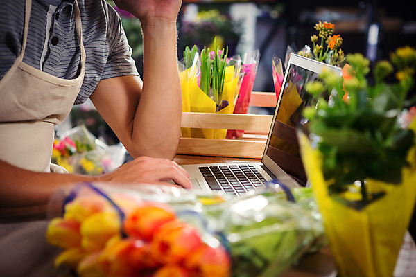 포토 JPG 해외이미지 백인 남자 꽃 탁자 실내 한명 앉기 20대 성인 장식 노트북 앞치마 꽃집 성인남자한명만 해외202008 해외포토 서양인 식물 1 가구 모션 사람 청년 내부 전자제품 상점 남자한명만 성인남자만 파일형식