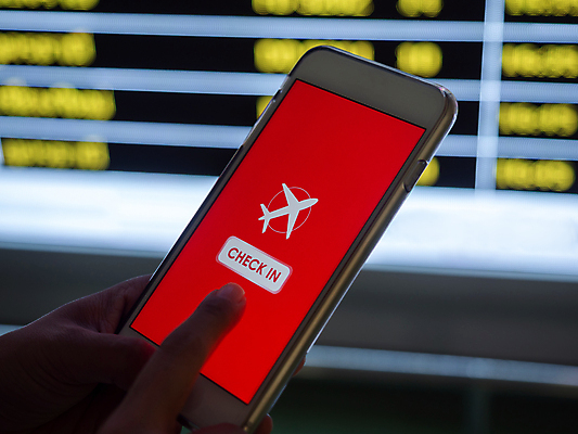 포토 JPG 해외이미지 손 응시 여행 컨셉 비즈니스 손가락 교통시설 모바일 휴가 관리 사람없음 빨간색 빛 스마트폰 핸드폰 스크린 모니터 어둠 터치 정보 시간 공항 도착 무선전화기 확인 출발 지역 승객 보여주기 편리함 쉬운 체크인 해외202008 해외포토 시선 컬러 교통 모션 신체부위 전자제품 스마트기기 컴퓨터 전화기 시설 파일형식