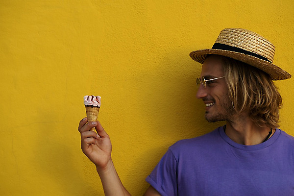 포토 JPG 해외이미지 모델 모자 1 라이프스타일 응시 옷 남자 여유 백그라운드 티셔츠 딸기 아침 휴가 휴식 아이스크림 한명 사람 여름 컬러풀 금발 선글라스 햇빛 태양 노란색 유행 맑음 추위 신선 속도 라일락 8월 7월 스타일 해외202008 해외포토 주간 자연요소 헤어스타일 시선 잡화 계절 꽃 감정 안경 컬러 컨셉 셔츠 과일 날씨 디저트 생활 날짜 파일형식