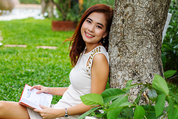 포토 JPG 해외이미지 나무 학생 라이프스타일 공원 여자 교육 행복 아시아 종이 여행 자연 휴가 휴식 한명 사람 앉기 동양인 풍경 성인 야외 책 초록색 여름 스터디 햇빛 정원 공책 가을 숲 읽기 힙스터 해외202008 해외포토 식물 1 계절 공공시설 패션 감정 나라 컬러 컨셉 모션 문구용품 인종 생활 학습 태양 생태계 파일형식