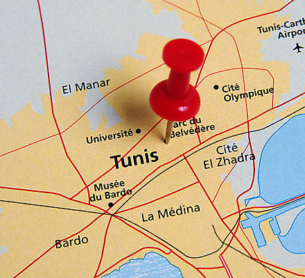 포토 JPG 해외이미지 종이 도로 지구 여행 백그라운드 지도 아프리카 거리 사람없음 빨간색 세계 흰색 깃발 도시 선택 압정 방향 심볼 위치 지형 지역 네비게이션 GPS 루트 지리 튀니지 해외202008 해외포토 나라 길 컬러 컨셉 교통시설 사무용품 파일형식