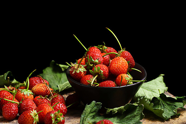 포토 JPG 해외이미지 잎 탁자 딸기 검은배경 사람없음 사발 담기 해외202008 해외포토 식물 가구 백그라운드 과일 모션 검은색 사기그릇 파일형식