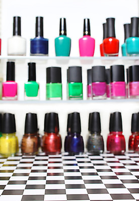 포토 JPG 해외이미지 분홍색 백그라운드 유리 사람없음 빨간색 파란색 빛 세트 컬러풀 유행 상점 페인트 화장품 못 화려 구매 컨테이너 손톱관리 손톱 쇼핑몰 수집 계산대 만들기 광택 소매 니스 돌봄 블러 해외202008 해외포토 손 산업 컬러 컨셉 모션 재질 쇼핑 뷰티 공구 네일아트 파일형식