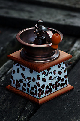 포토 JPG 해외이미지 손 커피 음료 음식 농업 재료 탁자 주방용품 아침 콩 건조 요리 씨앗 사람없음 목재 갈색 쌓기 금속 검은색 에너지 튀김 흰색 신선 뜨거움 도자기 맛 굽기 준비 유기농 복고 회전 아로마 그라인더 갈기 향 에스프레소 방앗간 단절 모카 아랍어 조작 카카오 카페인 억울 해외202008 해외포토 주간 나무 식물 웰빙 감정 산업 컬러 가구 생활용품 컨셉 모션 재질 곡류 신체부위 구이 커피용품 파일형식