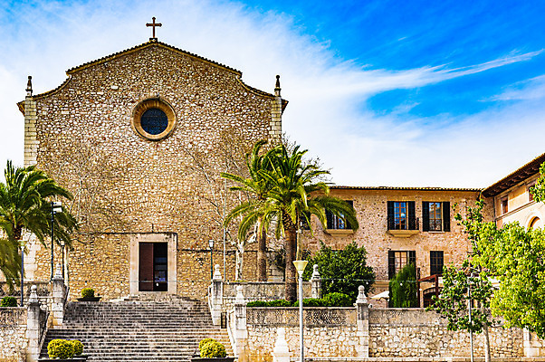 포토 JPG 해외이미지 전통 유럽 기독교 종교 문화 여행 건축양식 하늘 휴가 주택 사람없음 야외 건물 여름 관광지 야자수 교회 마을 전원 시골 역사 스페인 정사각형 스페인어 옛날 해외202008 해외포토 도형 나무 건축물 계절 건축 나라 종교건축 전기에너지 파일형식
