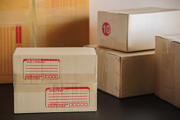 포토 JPG 해외이미지 종이 줄 백그라운드 포장 모션 새로움 바닥 주택 사람없음 상자 갈색 흰색 변화 테이프 패키지 주소 주인 판지 해외202008 해외포토 컬러 컨셉 문구용품 건물 파일형식