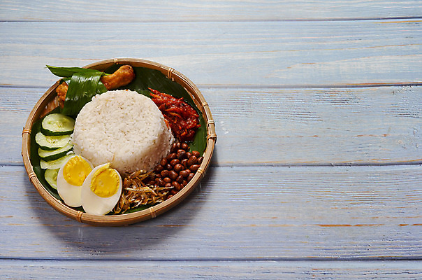 포토 JPG 해외이미지 전통 접시 아시아 문화 음식 백그라운드 잎 고추 밥 오이 바나나 요리 동양인 사람없음 계란 식사 치킨 튀김 흰색 아침식사 향신료 매움 향기 인도네시아 땅콩 지역 코코넛 말레이시아 싱가폴 인기 맛있는 해외202008 해외포토 식물 식기 나라 컬러 채소 과일 인종 알 견과류 맛 냄새 닭고기요리 향미료 파일형식