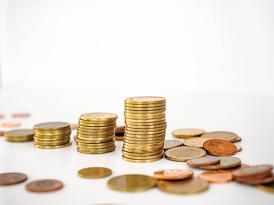 포토 JPG 해외이미지 백그라운드 돈 비즈니스 태국 산 사람없음 금융 동전 흰색 항아리 절약 재산 황금 흰배경 해외202008 해외포토 아시아 컬러 컨셉 경제 도자기 파일형식