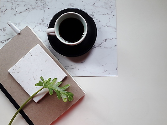 포토 JPG 해외이미지 음료 음식 백그라운드 탁자 아침 휴식 사람없음 목재 컵 갈색 검은색 어둠 카페 머그컵 흰색 뜨거움 아침식사 정상 질감 아로마 에스프레소 블랙커피 카페인 해외202008 해외포토 주간 나무 식기 커피 컬러 가구 컨셉 재료 상점 식사 파일형식